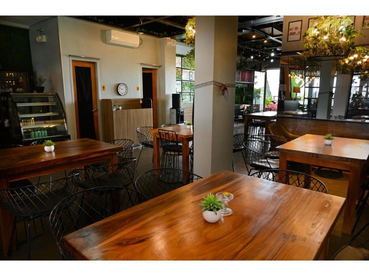 Capital O 890 Nami Hotel Tagaytay タガイタイ エクステリア 写真