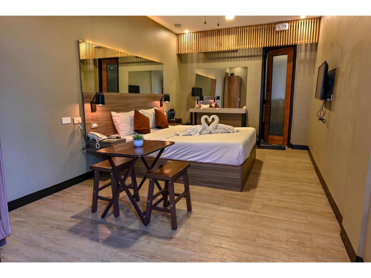Capital O 890 Nami Hotel Tagaytay タガイタイ エクステリア 写真